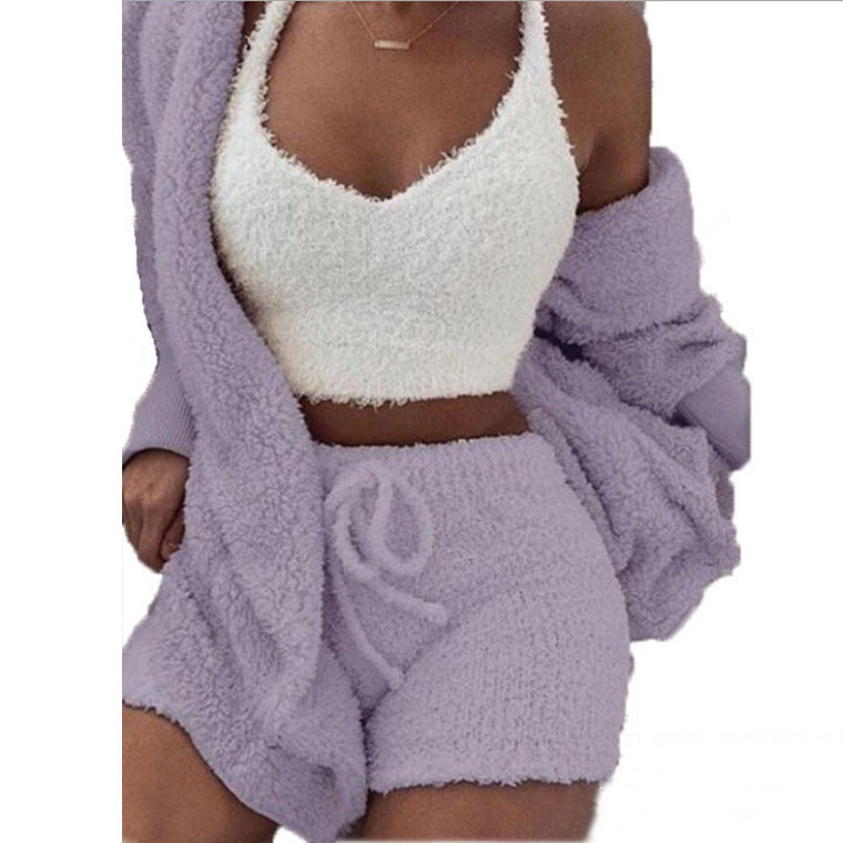 Frau in lila SheCutie gemütlichem Set mit Shorts, Top und Jacke vor weißem Hintergrund