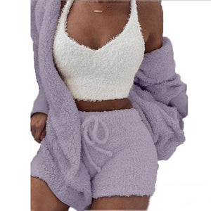 Frau in lila SheCutie gemütlichem Set mit Shorts, Top und Jacke vor weißem Hintergrund
