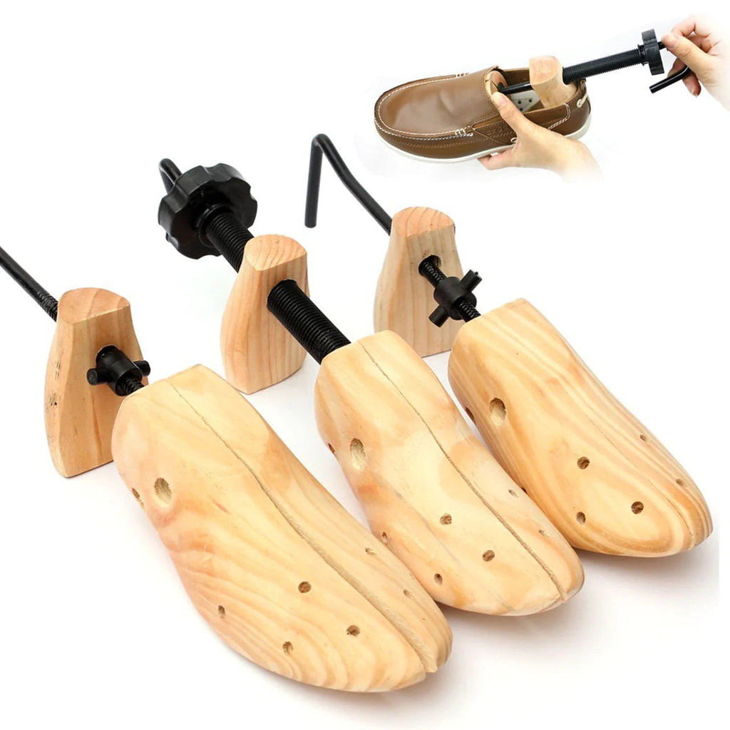 Drei Holz-ShoeStretcher Pro Schuhspanner mit Metallschrauben.