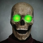 Schädelmaske mit leuchtend grünen Augen und grinsendem Mund