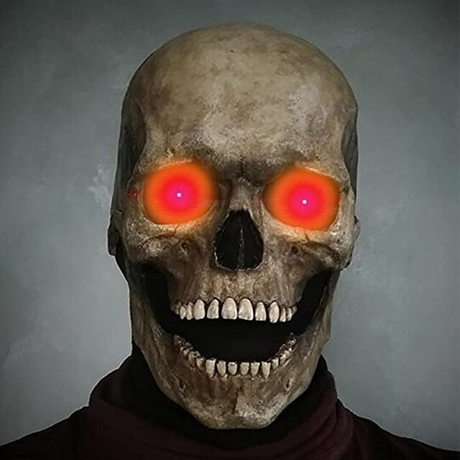 Schädelmaske mit leuchtend roten Augen und grinsendem Mund