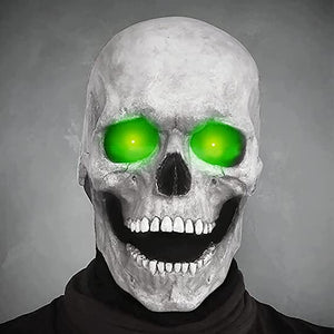 Weiße Totenkopfmaske mit leuchtend grünen Augen und Grinsen