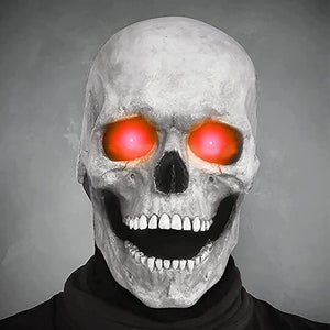 Weiße Schädelmaske mit leuchtend roten Augen und Grinsen