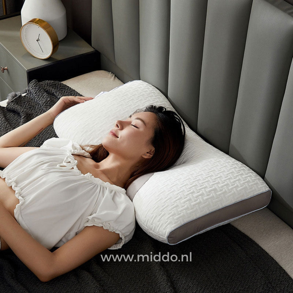 Frau schläft bequem auf dem DreamGuard Pro Nackenstützkissen.