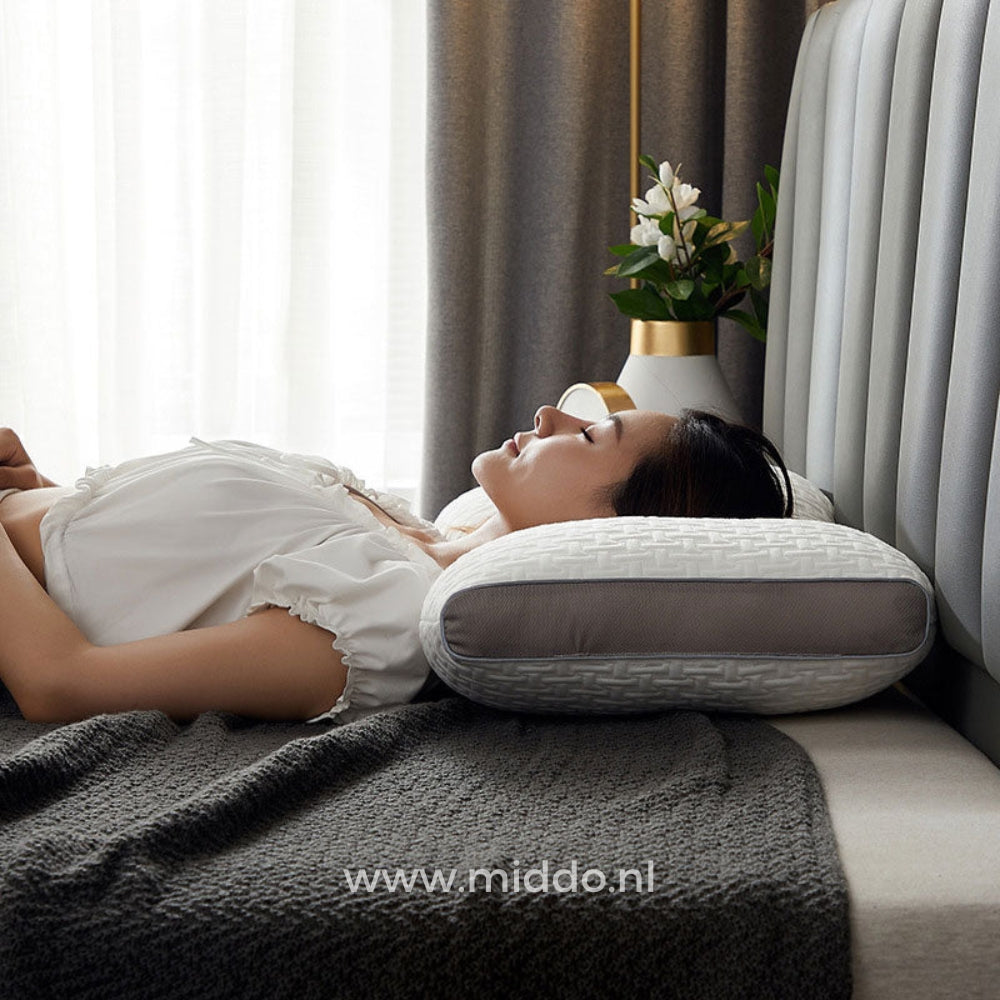Seitenansicht einer Frau, die auf dem DreamGuard Pro Kissen liegt.
