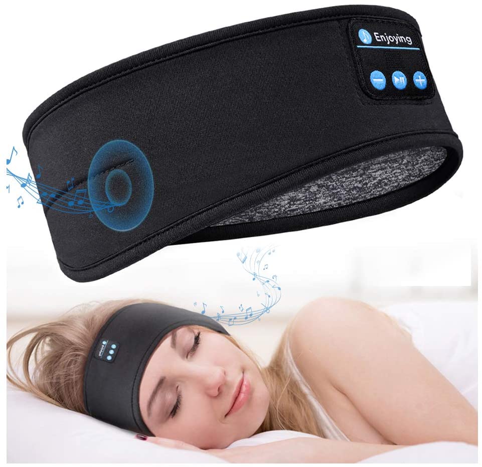 Frau schläft bequem mit einem schwarzen Sleepband mit Bluetooth