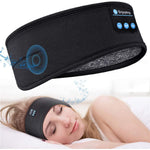 Frau schläft bequem mit einem schwarzen Sleepband mit Bluetooth