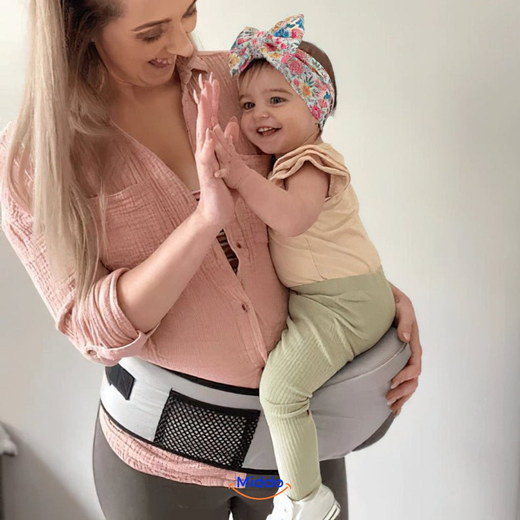 Mutter und Baby geben sich ein High-five mit SnuggleSeat