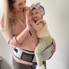 Mutter und Baby geben sich ein High-five mit SnuggleSeat