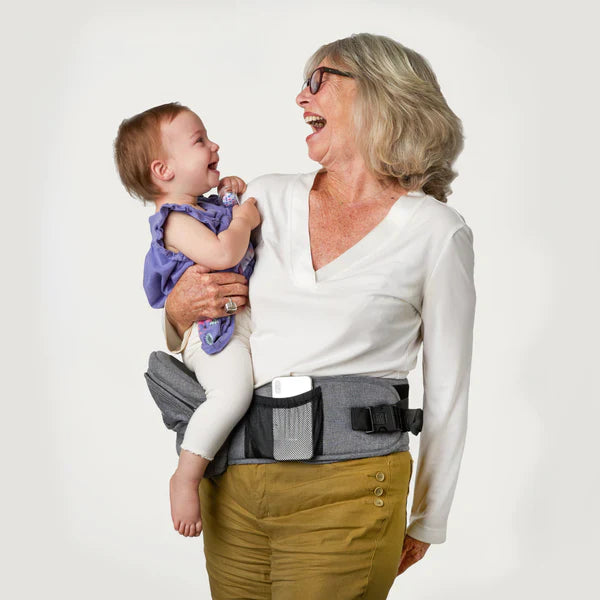 Oma und Baby lachen mit der SnuggleSeat Tragegurt