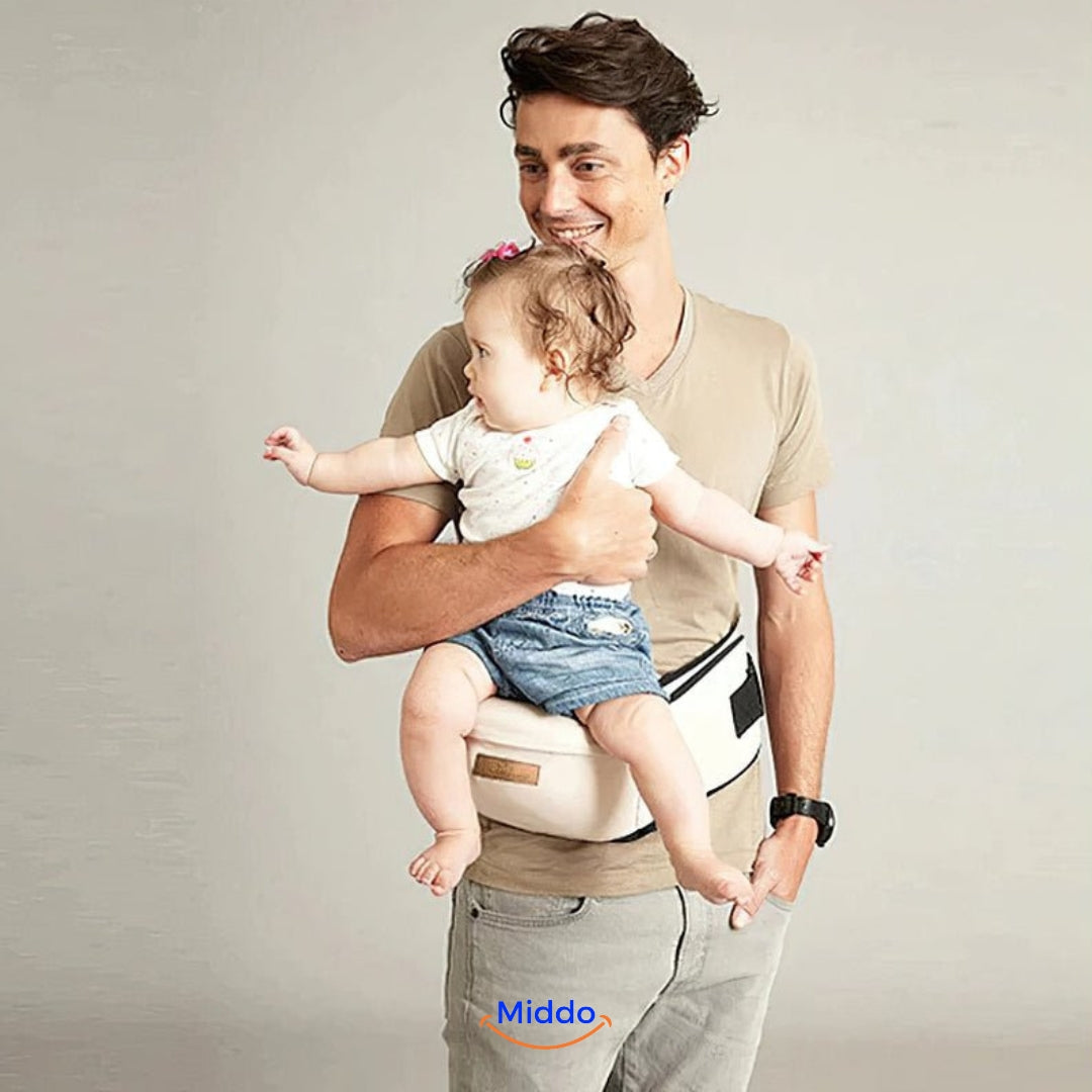 Vater trägt Baby mit SnuggleSeat in beige Farbe
