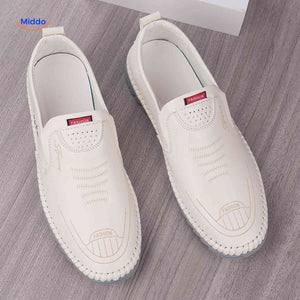 Solura Loafers – Trendige, lässige Slip-On-Schuhe für Herren Entdecken Sie die Solura Loafers, die perfekten Begleiter für stilvolle und bequeme Freizeitoutfits. Diese trendigen Schuhe vereinen modernen Look mit optimalem Tragekomfort. Gönnen Sie sich diesen vielseitigen Hingucker für jede Gelegenheit. Jetzt bestellen und Ihre Schuhkollektion aufwerten!