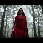 Spookora Cape – Roter, samtiger Mantel mit Kapuze für Halloween im Wald | www.middo.de