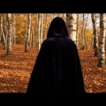 Spookora Cape - Schwarzer Umhang mit Kapuze für eine gruselige Halloween-Stimmung bei www.middo.de.