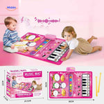 StepTune Baby spielt auf Musikmatte mit Instrumenten