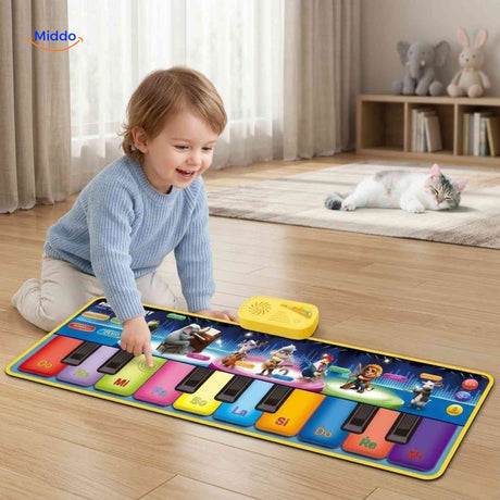 StepTune Junge spielt auf interaktiver Klaviermatte