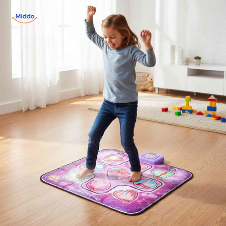 StepTune Mädchen tanzt auf einer interaktiven Spielmatte