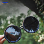 SunGuard ND9 Sonnenbrille in der Hand mit dunkler Reflexion