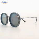 SunGuard ND9 Sonnenbrillen auf einem Stein mit Wassertropfen