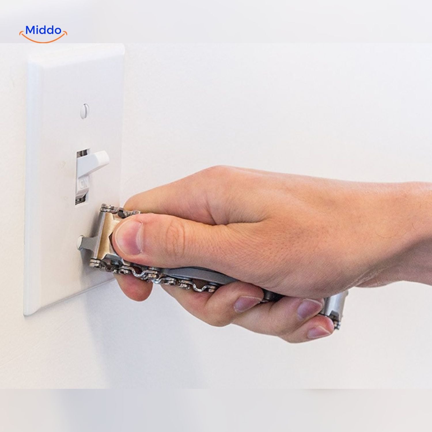SurvivePro Multitool Armband Hand gebraucht für Lichtschalter www.middo.de