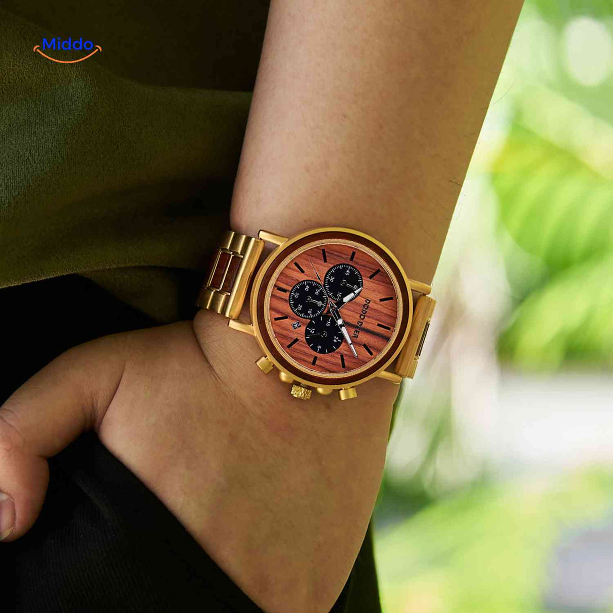 Timbero Holzuhr goldener Holz-Chronograph am Handgelenk