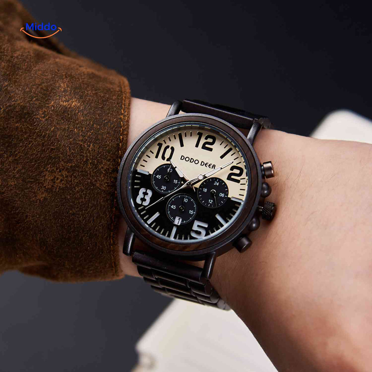 Timbero Holzuhr Chronograph aus Holz am Handgelenk getragen