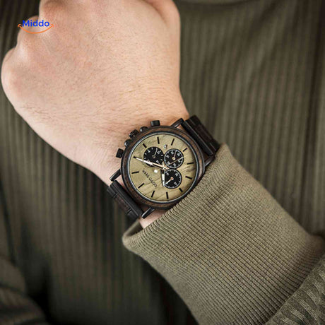 Timbero Holzuhr Chronograph mit hellem Holz-Zifferblatt am Handgelenk