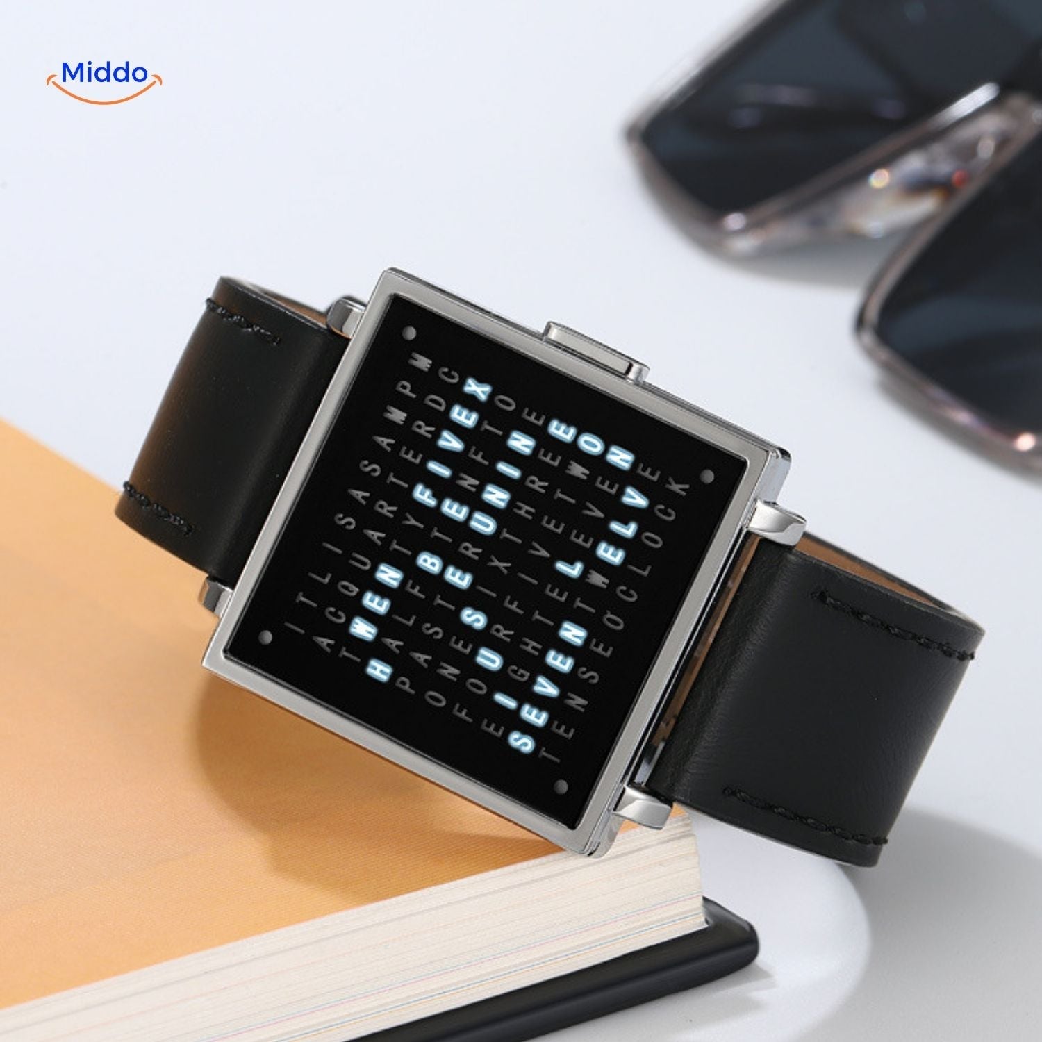 TimeMyst Quadratische Uhr schwarz mit modischer Sonnenbrille www.middo.nl