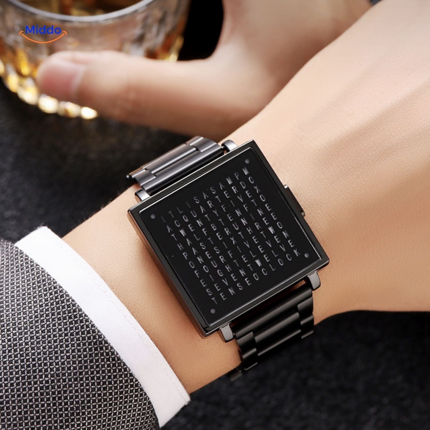 TimeMyst Quadratische Uhr Schwarz am Handgelenk stilvolles Design www.middo.de