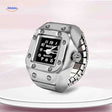 **Timevera Ring Uhr – Silber – Quarz – Damen & Herren** Entdecken Sie die elegante Timevera Ring Uhr in Silber, die sowohl für Damen als auch für Herren geeignet ist. Dieses Quarzmodell vereint zeitloses Design mit höchster Präzision. Machen Sie jeden Moment besonders – jetzt bei uns erhältlich!