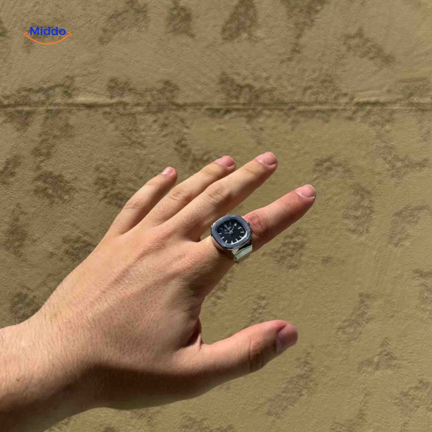 Timora Ring-Uhr in Silber mit schwarzem Zifferblatt – Handmodell | www.middo.de