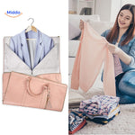 Foto Shoot einer Frau, die die TravelPro Luxe Reisetasche packt