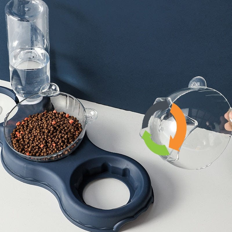 Abnehmbare Futterbehälter mit Trockenfutter und Wasserflasche auf dem Futtertablett.
