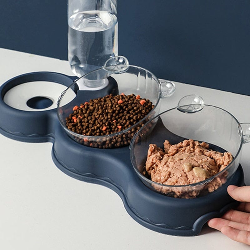 Futterschale mit Trocken- und Nassfutter neben Wasserflasche.