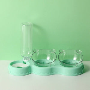 Grüne Futterplatte mit Futterbehältern und Wasserspender