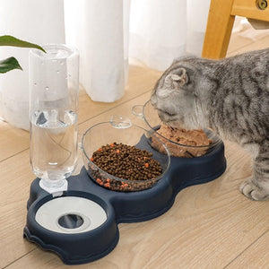 Katze isst Trockenfutter und Nassfutter aus der TripleFeeder Futterschale