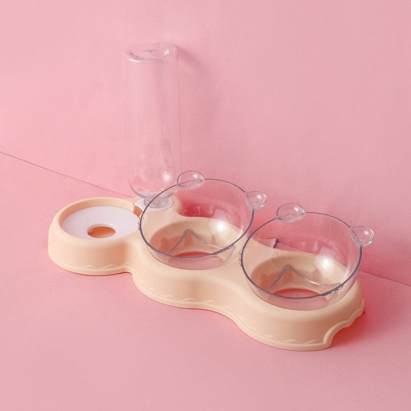 Beige Futterstelle und Wasserflasche auf rosa Hintergrund