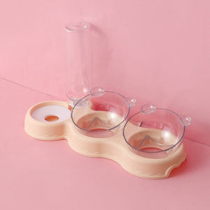 Beige Futterstelle und Wasserflasche auf rosa Hintergrund