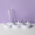 Weißes Futtertablett mit Futterschalen und Wasserflasche.