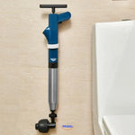 Turbo Luftdruck Abflusssauger 2.0 im Badezimmer neben der Toilette verstaut.