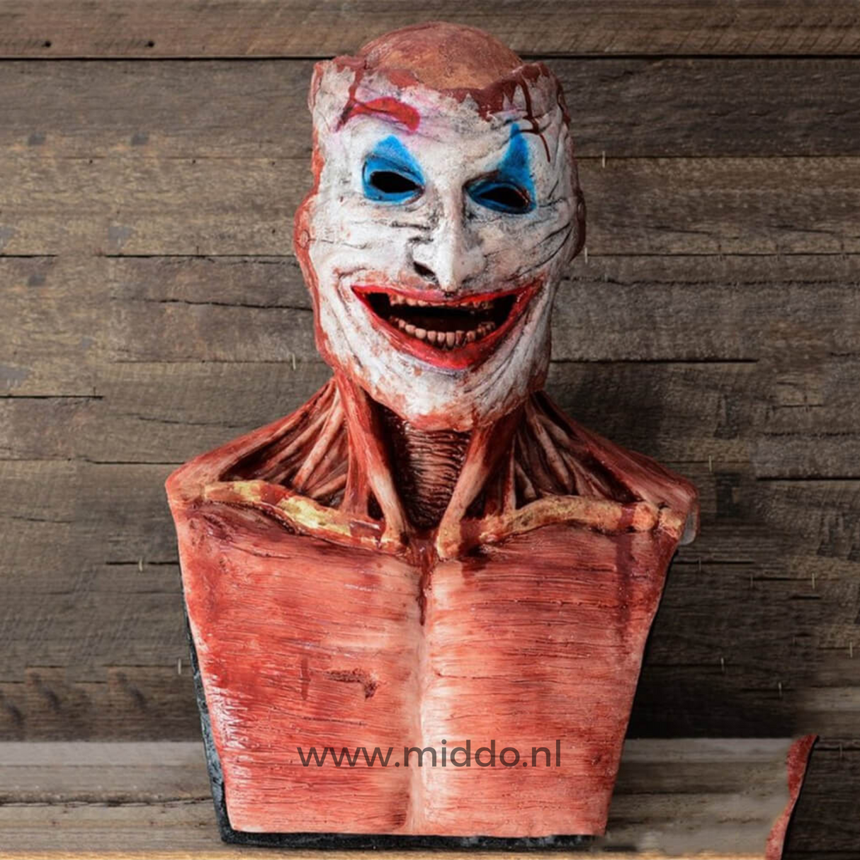 Ultra realistische Peel-off-Maske auf Holzhintergrund, erschreckendes Clowns Gesicht