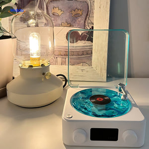 Weiße Vinyl Sternenhimmel Plattenspieler auf dem Schreibtisch