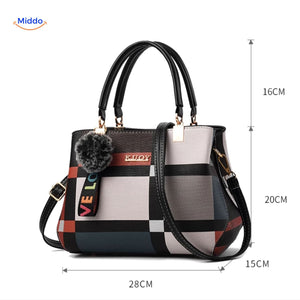 VivaLuxe Tote mit Abmessungen und Pompon buntes Design www.middo.de