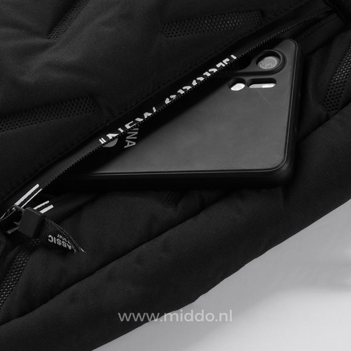 Reißverschluss der WarmGuard Thermo Unisex Hose mit einem Telefon darin