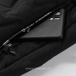 Reißverschluss der WarmGuard Thermo Unisex Hose mit einem Telefon darin