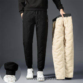 Schwarze Thermohose mit Fleece gefüttert ausgestellt
