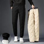 Schwarze Thermohose mit Fleece gefüttert ausgestellt