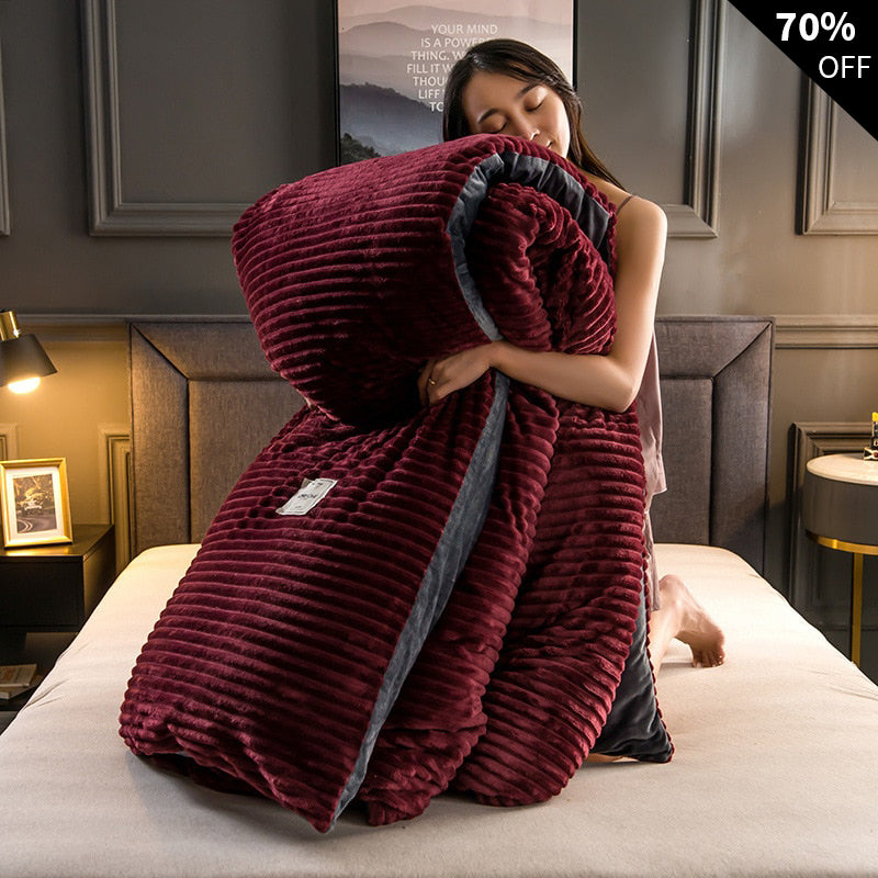 Frau umarmt die weinrote, samtige Fleece-Decke mit Bezug auf dem Bett.