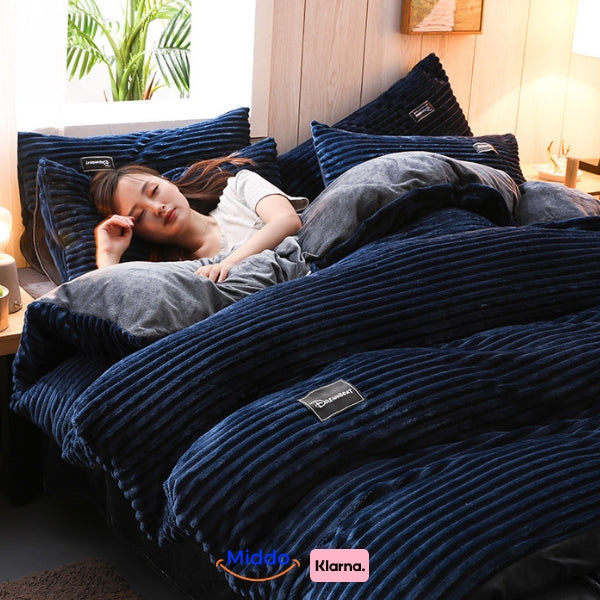 Frau schläft im Bett mit dunkelblauem Fleece Bettbezug