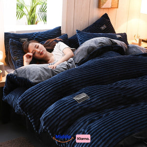 Frau schläft im Bett mit dunkelblauem Fleece Bettbezug